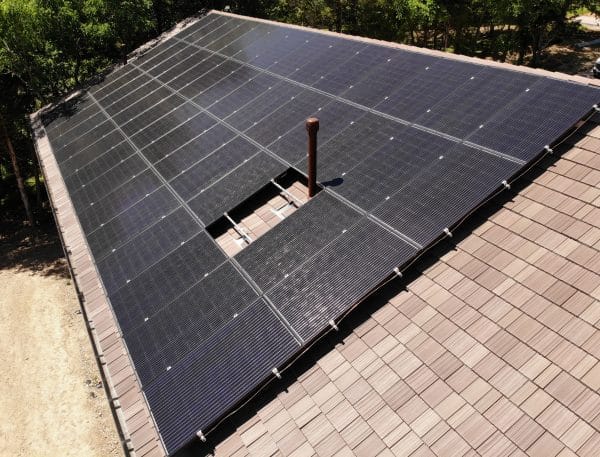 By consulting manufacturers of both solar panels and synthetic roofing homeowners can make their homes more energy efficient. 