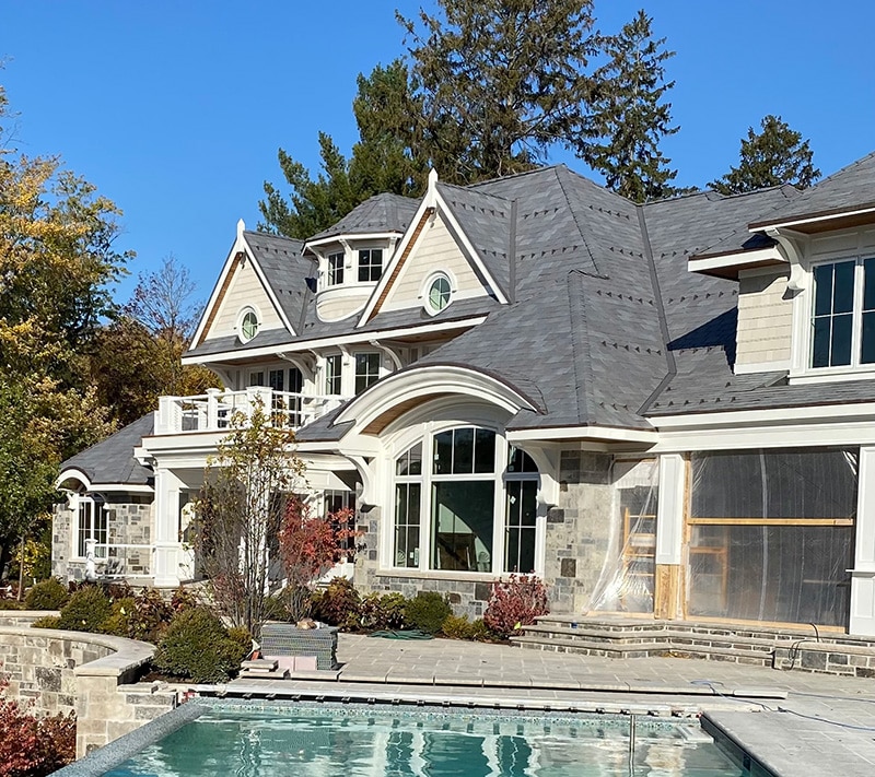 DaVinci's European color blend came to life on this complex synthetic slate roof, which beautifully complements the home's exterior. 