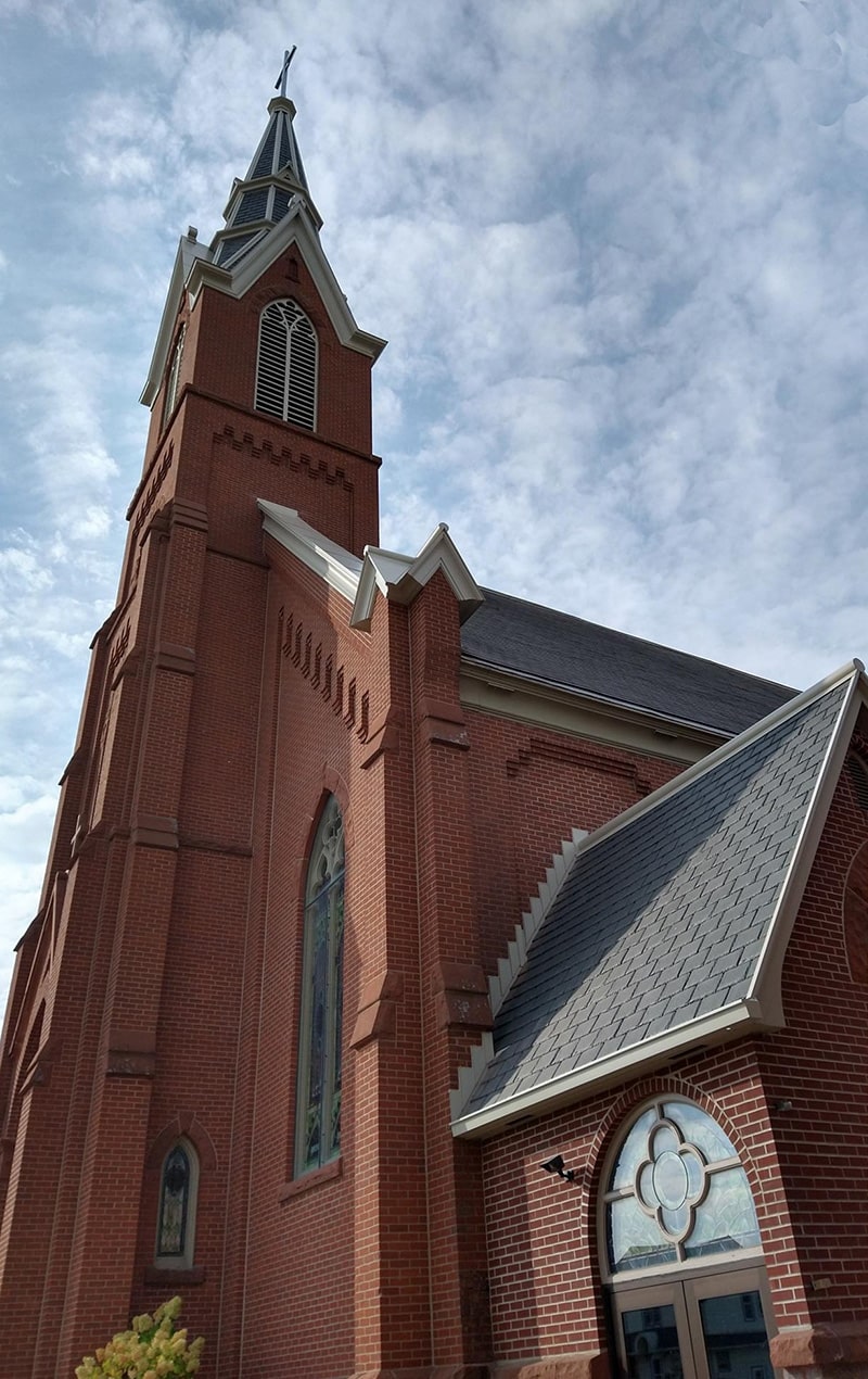 This synthetic slate steeple restoration was a succes not only because DaVinci's slate tiles are lightweight, but also because of their authentic appearance and fire resisitence. 